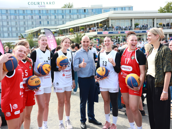 3x3-Basketball-Olympiasiegerin Sonja Greinacher mit Team und OB Belit Onay