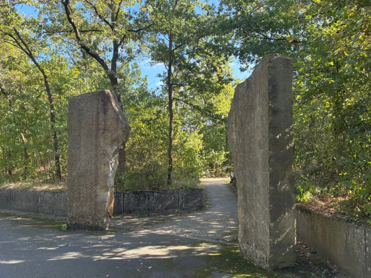 Blick auf einen Friedhof.