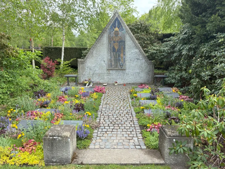 Eine Gemeinschaftsanlage auf einem Friedhof.
