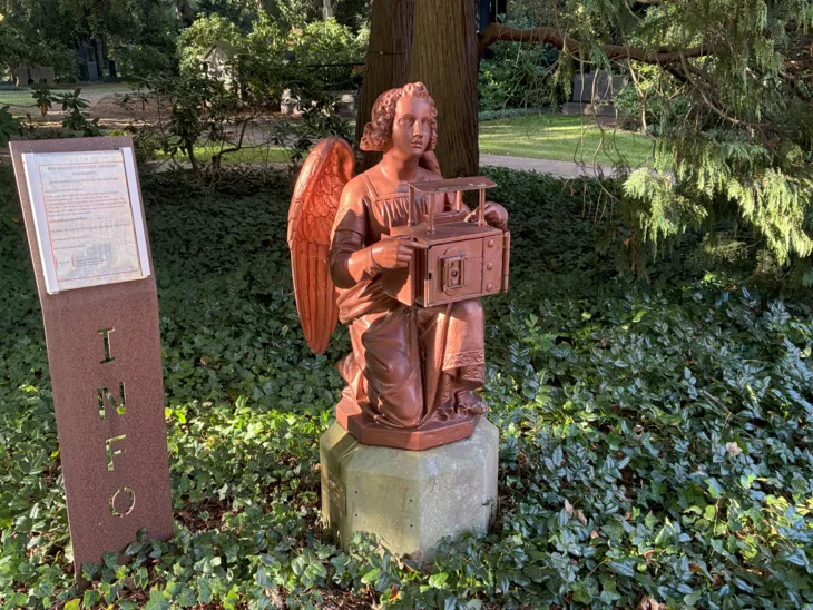 Ein steinerer Engel auf einem Friedhof.