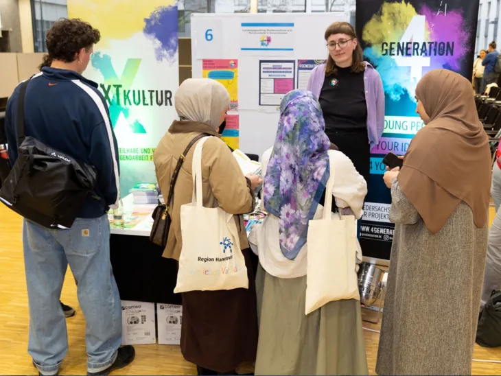 Interessierte informieren sich am Stand des Förderprogramms "NEXTKultur"