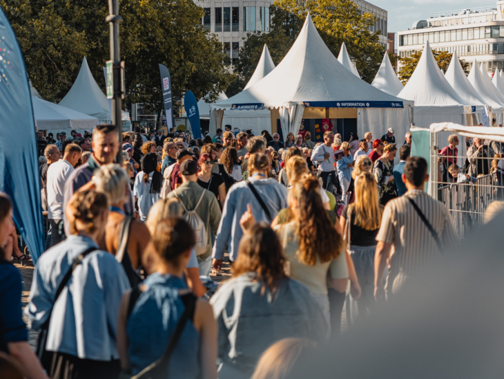 Besucher*innen auf dem Entdeckerfest 2026.