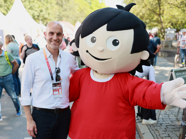 Oberbürgermeister Belit Onay besucht die Finals-Meile.