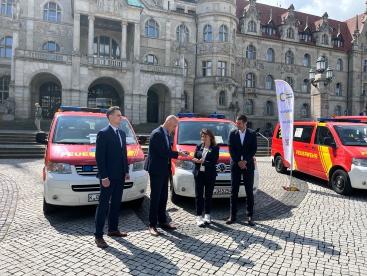 Oberbürgermeister Onay übergibt die Schlüssel der Fahrzeuge an die Vorsitzende des Blau-Gelben Kreuzes