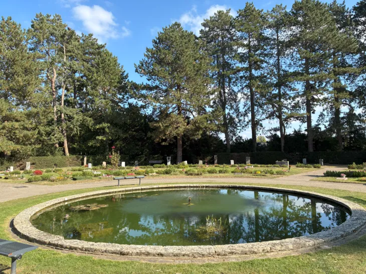 Wasserbecken auf einem Friedhof.