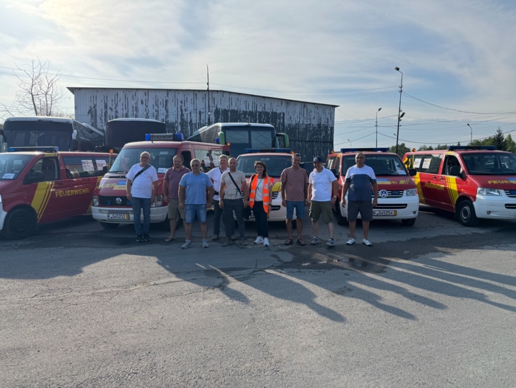 Die ehrenamtlichen Fahrer des Blau-Gelben Kreuzes übergeben der Fahrzeuge hinter der polnisch-ukrainischen Grenze an Fahrer aus Mykolajiw.