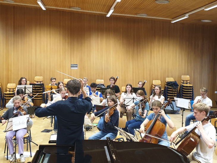 Ein Orchester.