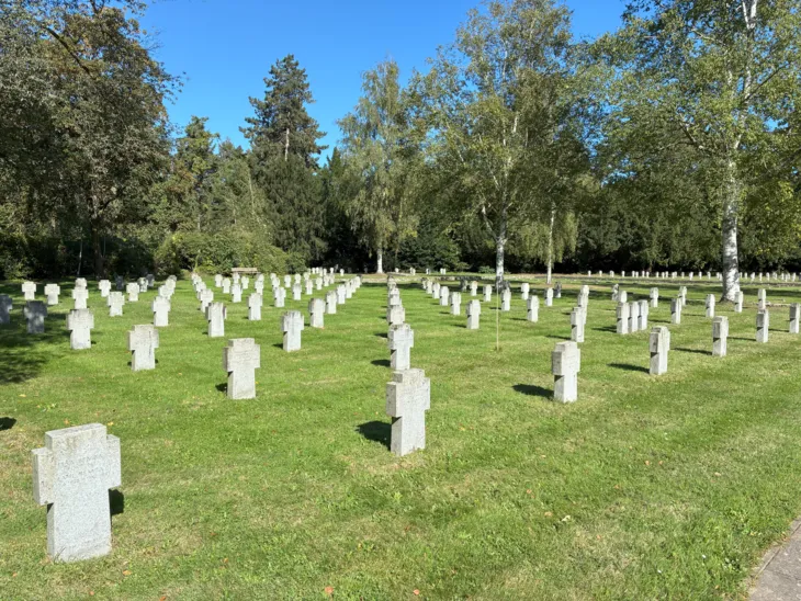 Eine Kriegsgräberstatte auf einem Friedhof.