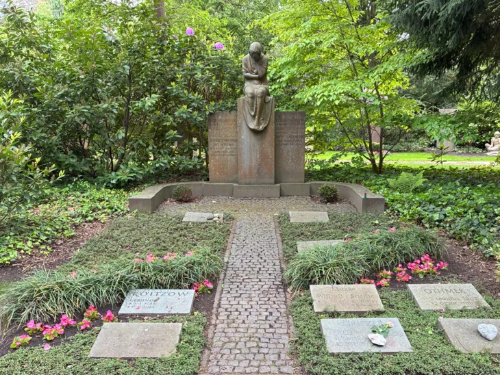 Blick auf einen Friedhof.