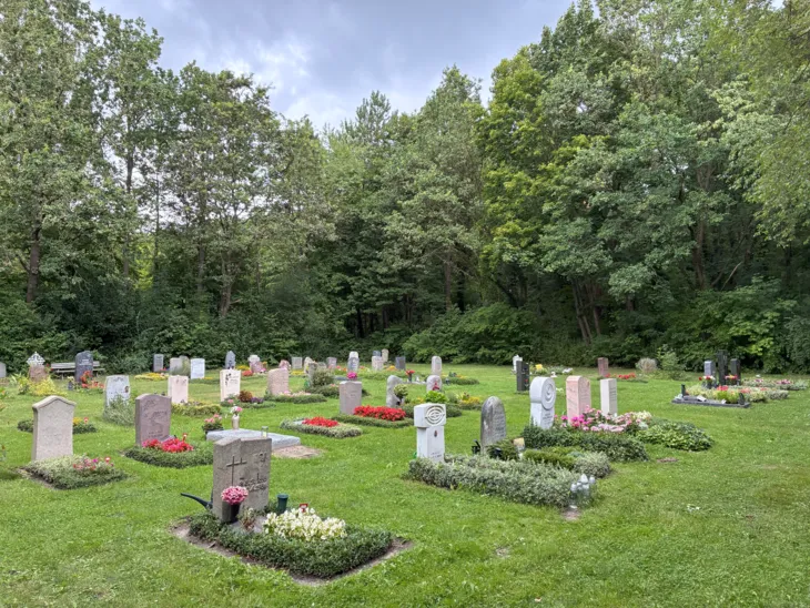 Blick auf einen Friedhof.