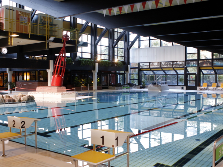 Schwimmhalle mit Startblöcken