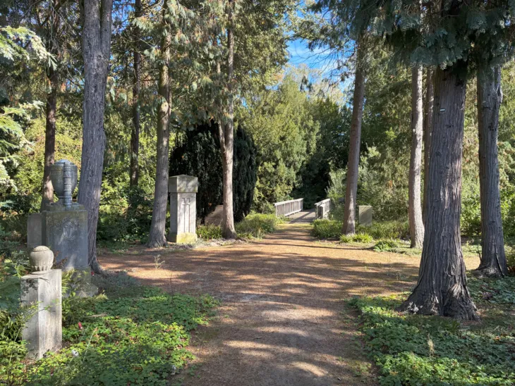 Eine Insel auf einem Friedhof.