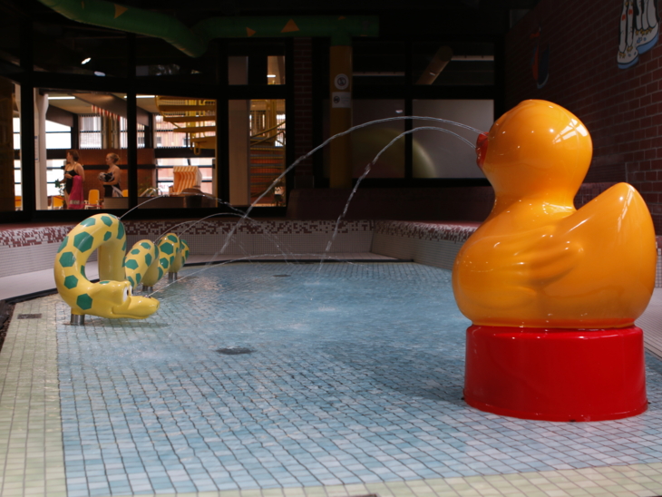 Kleinkindbecken mit Spielgerät