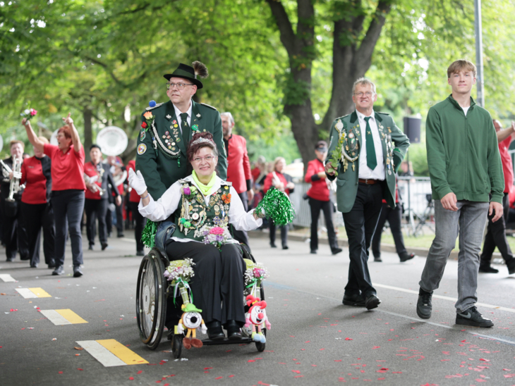 Menschen bei einem Festumzug.
