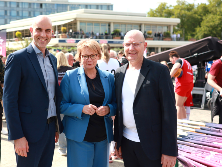 v.l.n.r.: Oberbürgermeister Belit Onay, Daniela Behrens (Niedersachsens Innen- und Sportministerin) sowie Jens Palandt (Erster Regionsrat der Region Hannover)