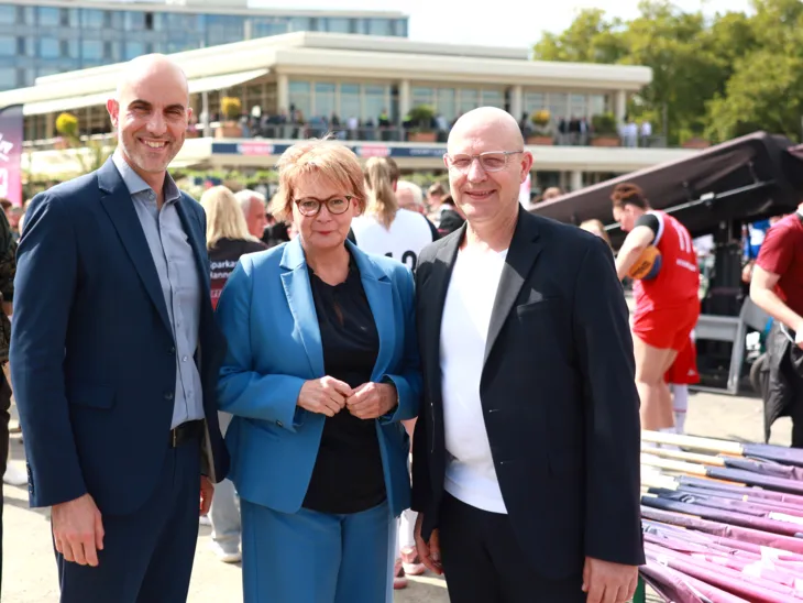 v.l.n.r.: Oberbürgermeister Belit Onay, Daniela Behrens (Niedersachsens Innen- und Sportministerin) sowie Jens Palandt (Erster Regionsrat der Region Hannover)