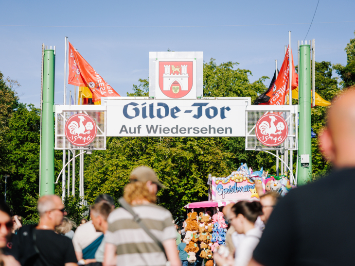 Menschen vor einem Tor.