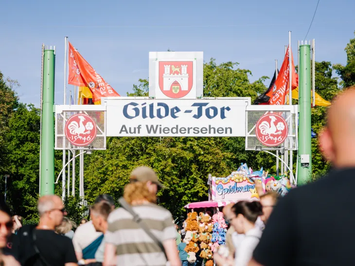 Menschen vor einem Tor.