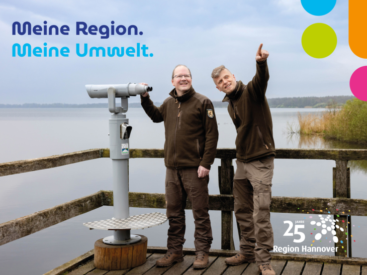 Naturpark-Ranger am Ufer des Steinhude Meers.