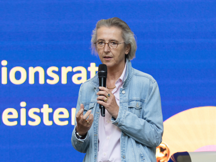 Prof. Dr. Anke Lesinski-Schiedat auf der Bühne.