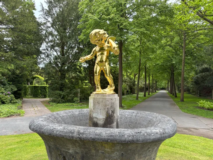 Ein Engel auf einem Friedhof.