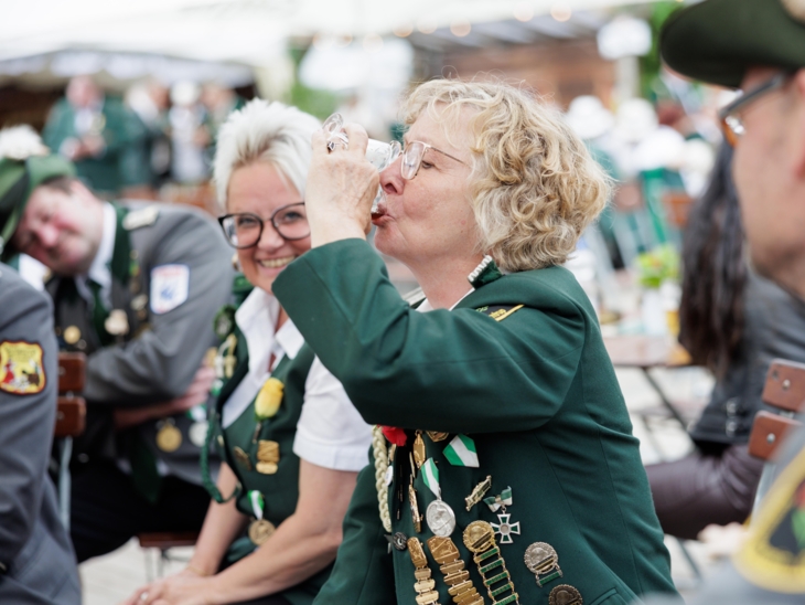 Schützinnen auf einem Festplatz.