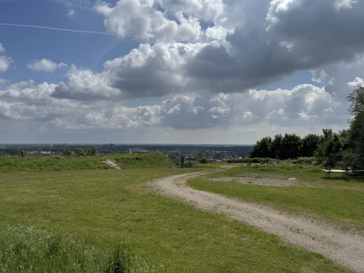 Wiesental: weite Fläche mit Gras bewachsen, naturbelassener Schotterweg