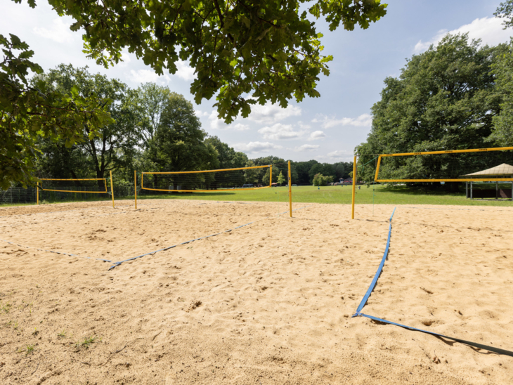 Sandfläche mit Netzen und Feldbegrenzung