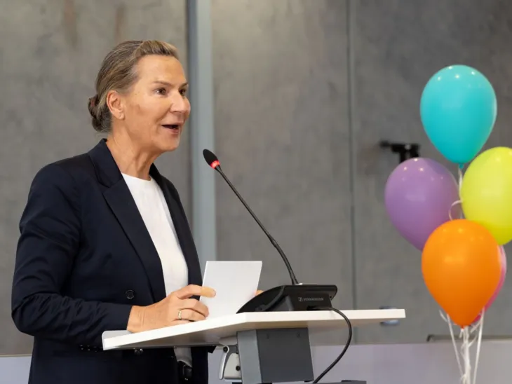 Regionsrätin Christine Karasch am Redepult.