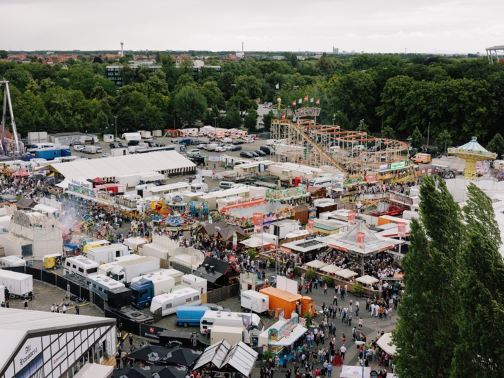 Ein Festplatz von oben.