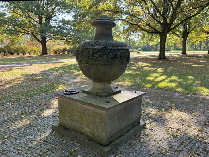 Steinurne auf einem Friedhof.
