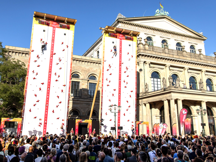 Publikumsmagnet: Speedklettern am Opernhaus.