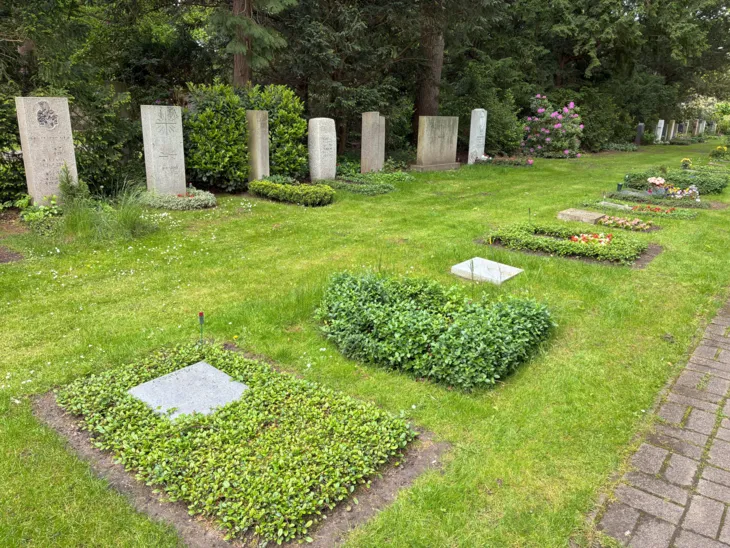 Gräber auf einem Friedhof.