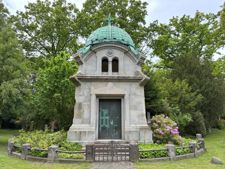 Eine Kapelle auf einem Friedhof.