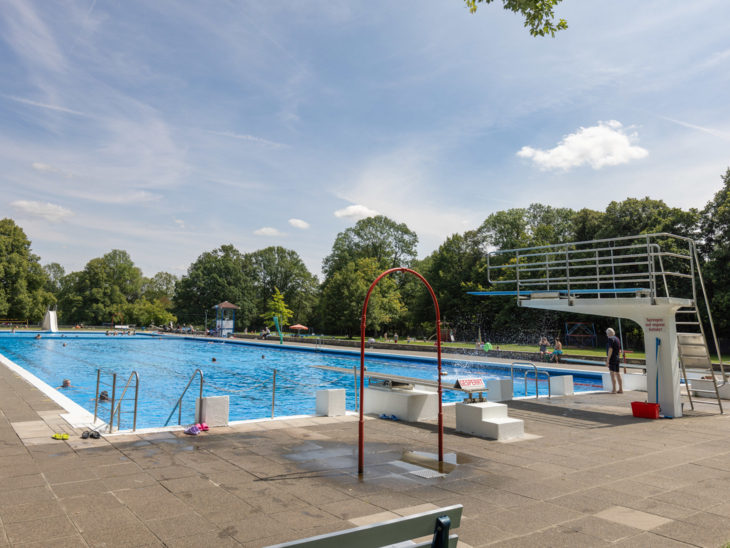 Schwimmbecken mit 1-Meter Sprungbrett und einem Sprungturm