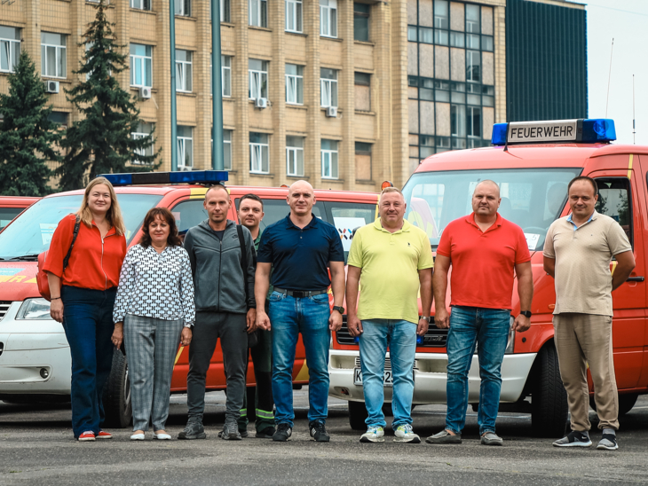 Bürgermeister Syenkevych und Vertreter*innen der Stadtverwaltung empfangen die Fahrzeuge und die Fahrer*innen