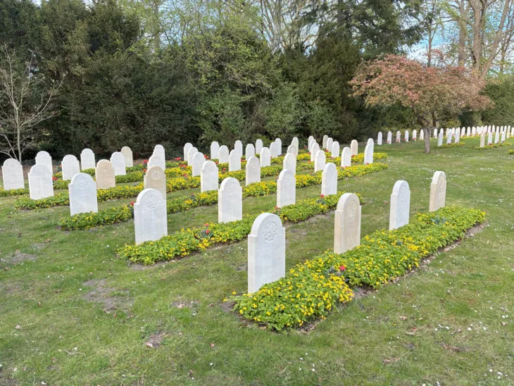 Ein Ehrenfeld auf einem Friedhof.