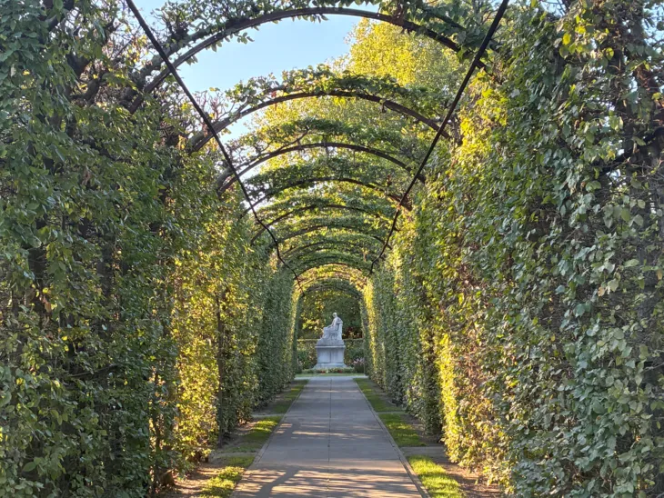 Blick auf einen Friedhof.