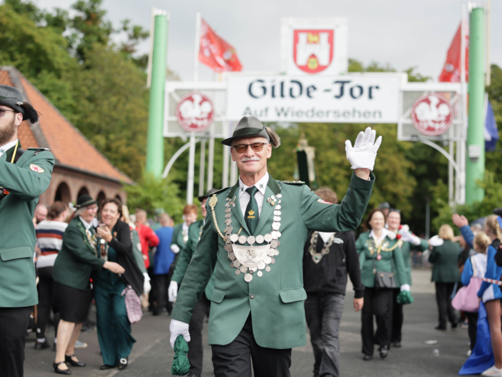 Menschen bei einem Festumzug.
