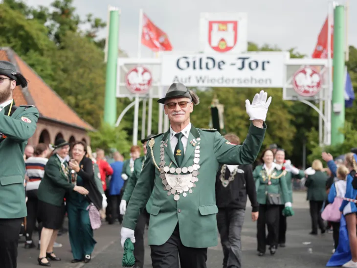 Menschen bei einem Festumzug.