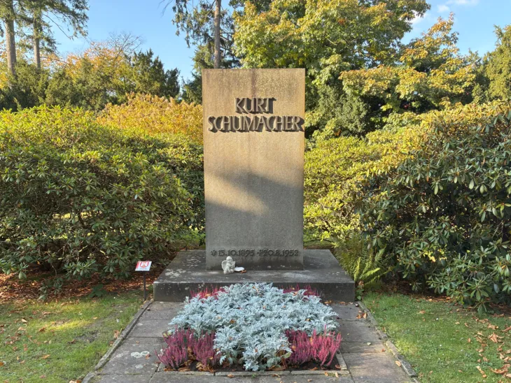Blick auf das Grab von Kurt Schumacher.