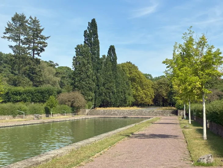 Wasserbecken auf einem Friedhof.