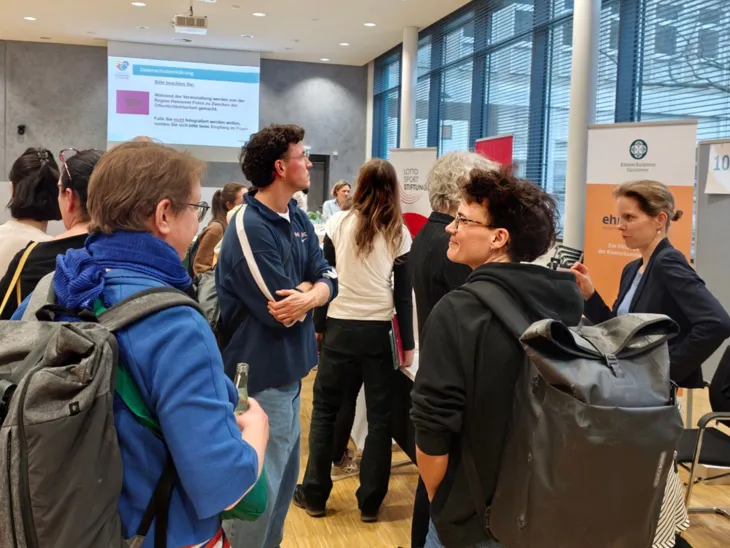 Blick in den Ausstellungsbereich - verschiedene Organisationen stellen sich an Infotischen vor.
