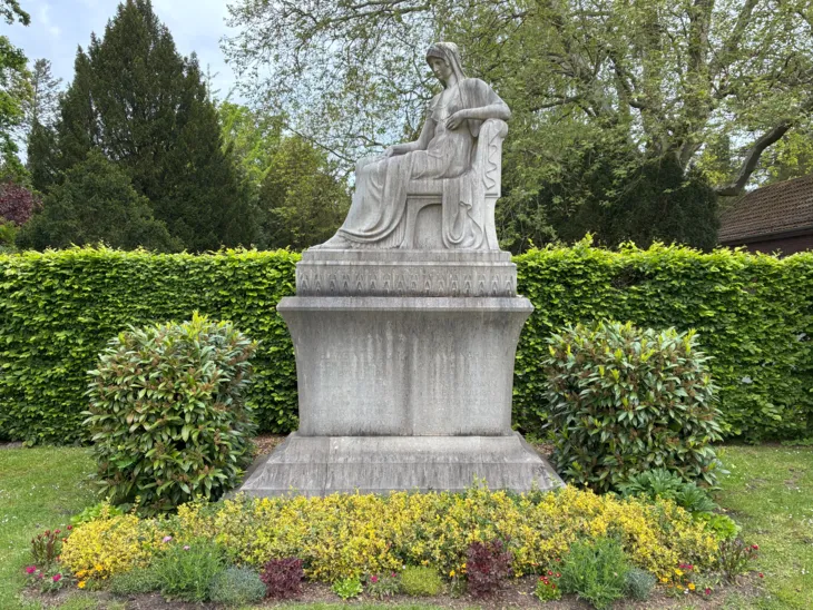 Blick auf einen Friedhof.
