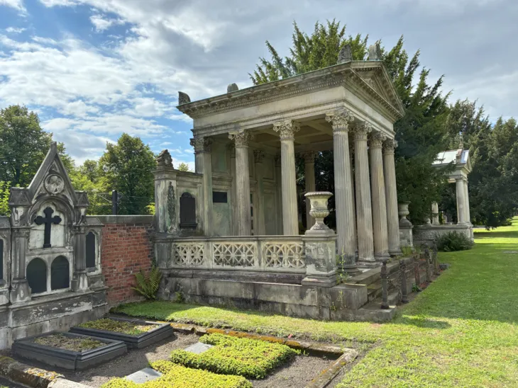 Historische Grabstätten auf einem Friedhof.
