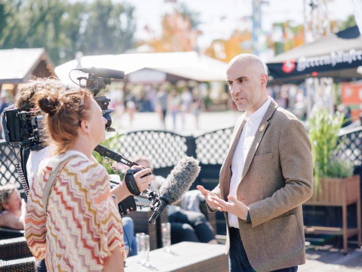 Zwei Personen in einem Interview.