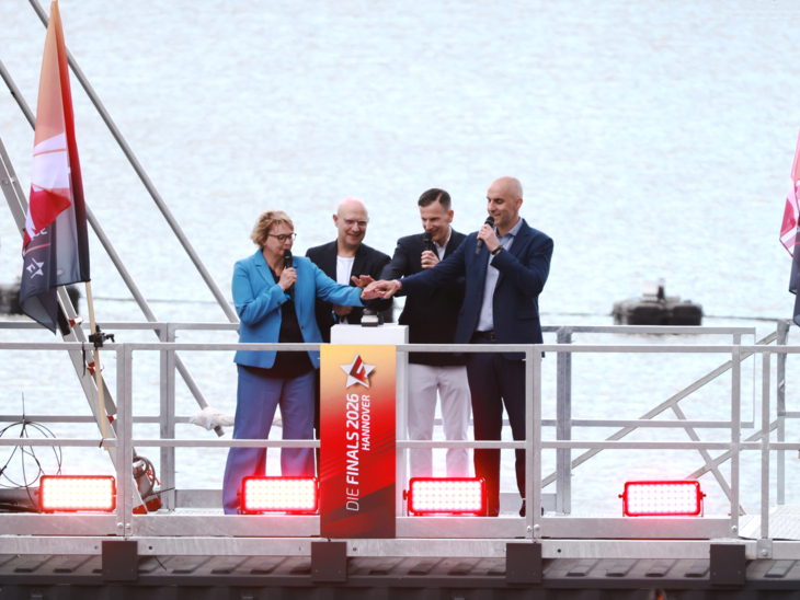 Auf Los geht's los! Mit dem symbolischen Buzzer-Start wurden die Finals 2026 in Hannover offiziell eröffnet. v.l.n.r.: Daniela Behrens (Niedersachsens Innen- und Sportministerin), Jens Palandt (Erster Regionsrat der Region Hannover),  André Lawiszus (Veranstalter des Maschseefestes und Geschäftsführer der HVG) sowie Belit Onay (Oberbürgermeister Hannover)