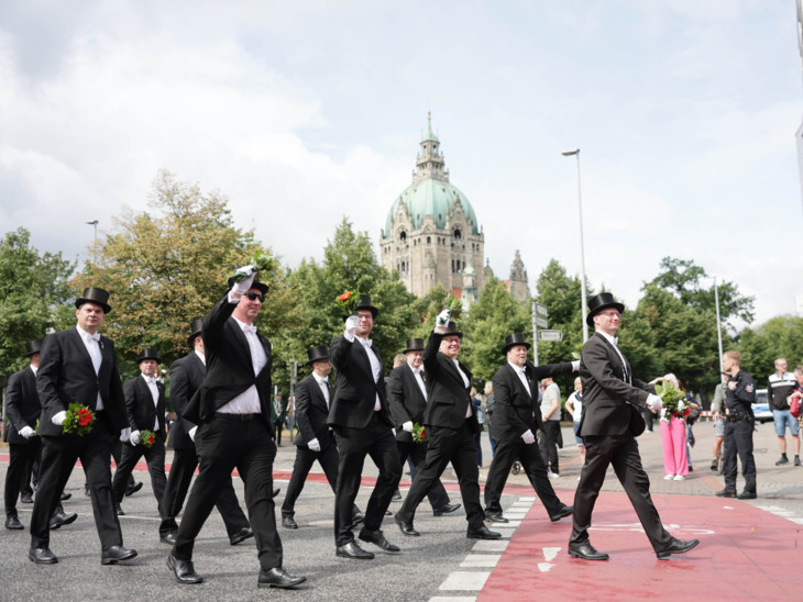 Menschen bei einem Festumzug.
