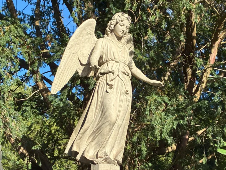 Ein Engel auf einem Friedhof.