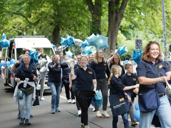 Menschen bei einem Festzumzug.